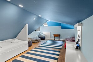 5 bedrooms, iron/ironing board, WiFi, bed sheets