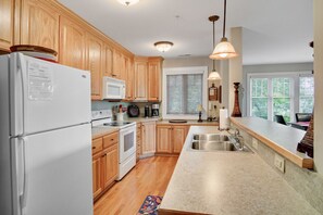 Astianpesukone, kahvin-/teenkeitin, keittoastiat/astiat/ruokailuvälineet