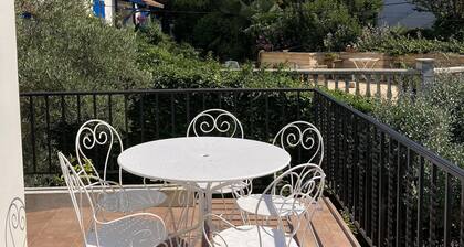 OUT OF RENTAL MARKET - Walk to the beach, perfect house for groups & families