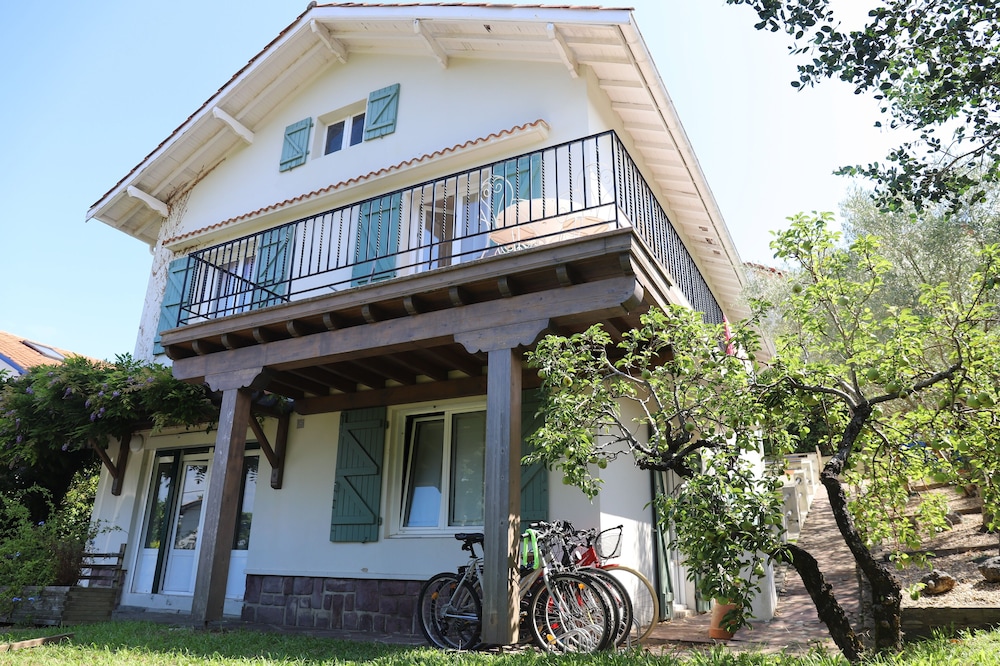 Walking distance to the beach, perfect house for groups and large families