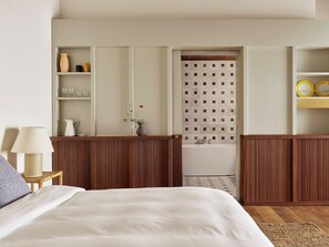Habitación superior, vistas a la colina (Large) | Ropa de cama de alta calidad, edredones de plumas, minibar