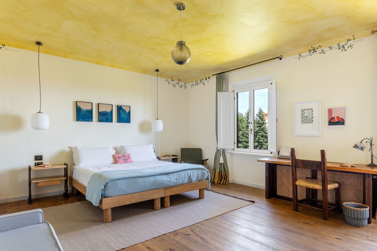 Habitación superior con 1 cama doble o 2 individuales, vistas a la colina (Large) | Ropa de cama de alta calidad, edredones de plumas, minibar y escritorio