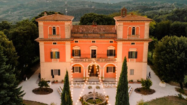 Un grand bâtiment à deux étages, doté d’une façade symétrique, d’une cour intérieure et d’un jardin à la française agrémenté de grands cyprès.
