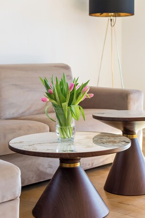 Appartement Luxe | Coin séjour | Télévision à écran plat de 50 pouces avec chaînes par câble