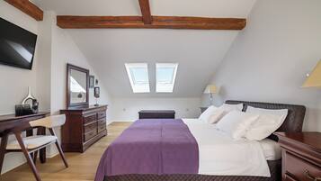 Luxury Apartment | 1 bedroom, premium bedding, down comforters, memory foam beds
