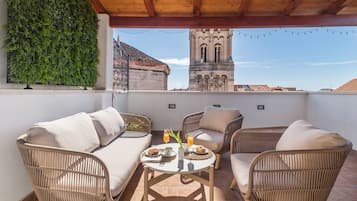 Luxury Apartment | Terrace/patio