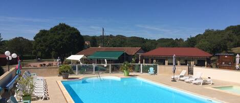 Piscine extérieure (ouverte en saison), parasols de plage
