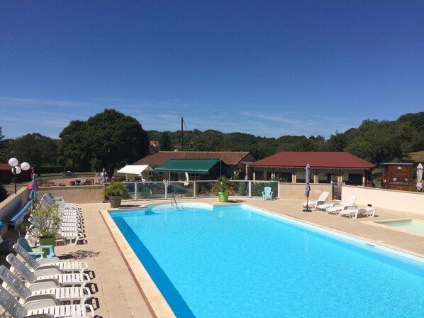 Seasonal outdoor pool, open 9:00 AM to 10:30 PM, pool umbrellas - Les Sentiers du Causse (Lentillac-du-Causse)