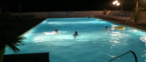 Piscine extérieure (ouverte en saison), parasols de plage