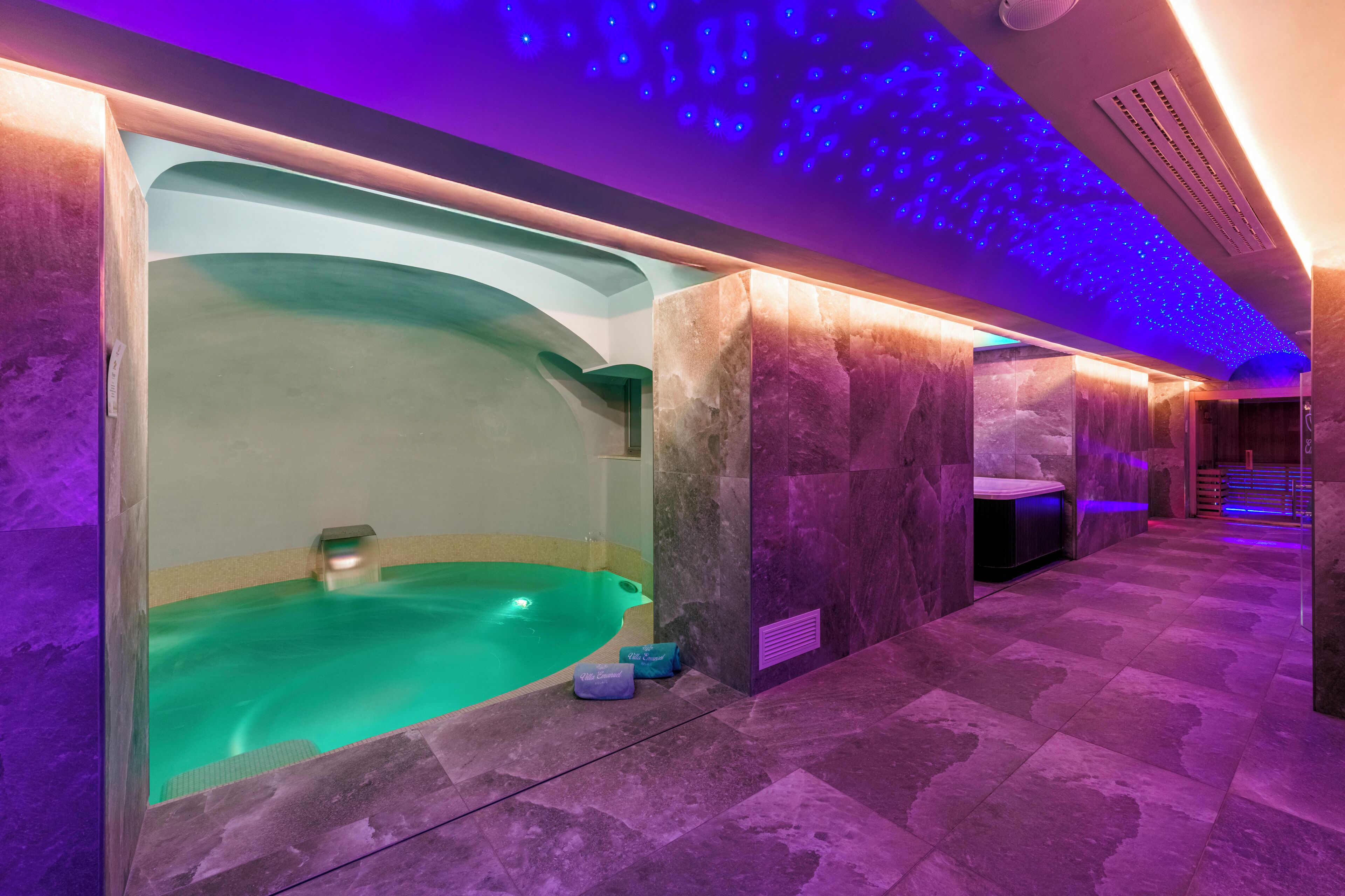 Couples treatment room(s), sauna, hot tub, massages