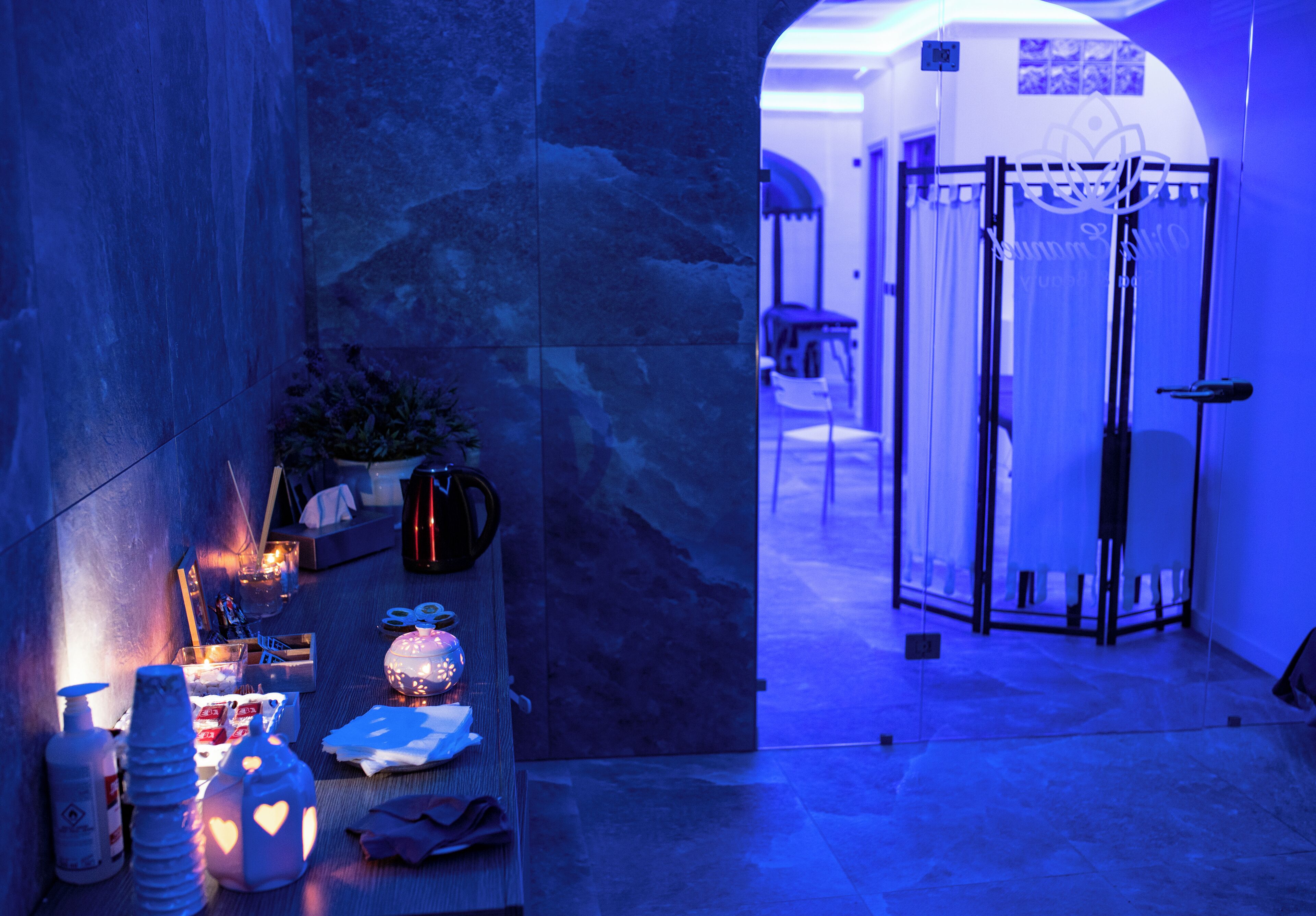 Couples treatment rooms, sauna, hot tub, massages