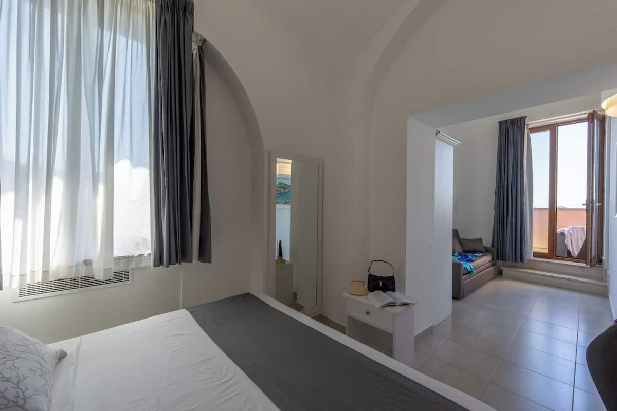 Ropa de cama de alta calidad, cubrecamas y minibar