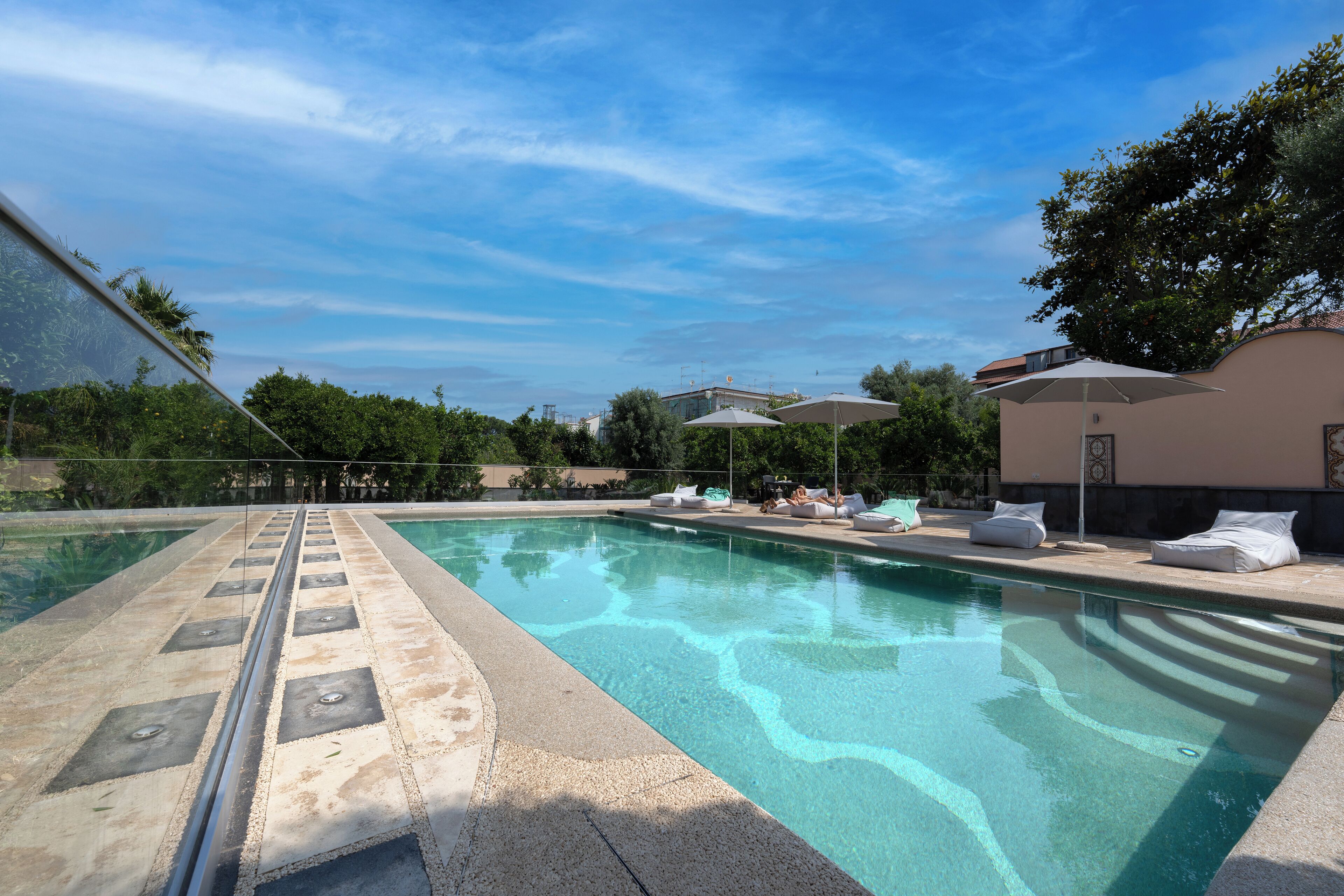 Una piscina al aire libre de temporada