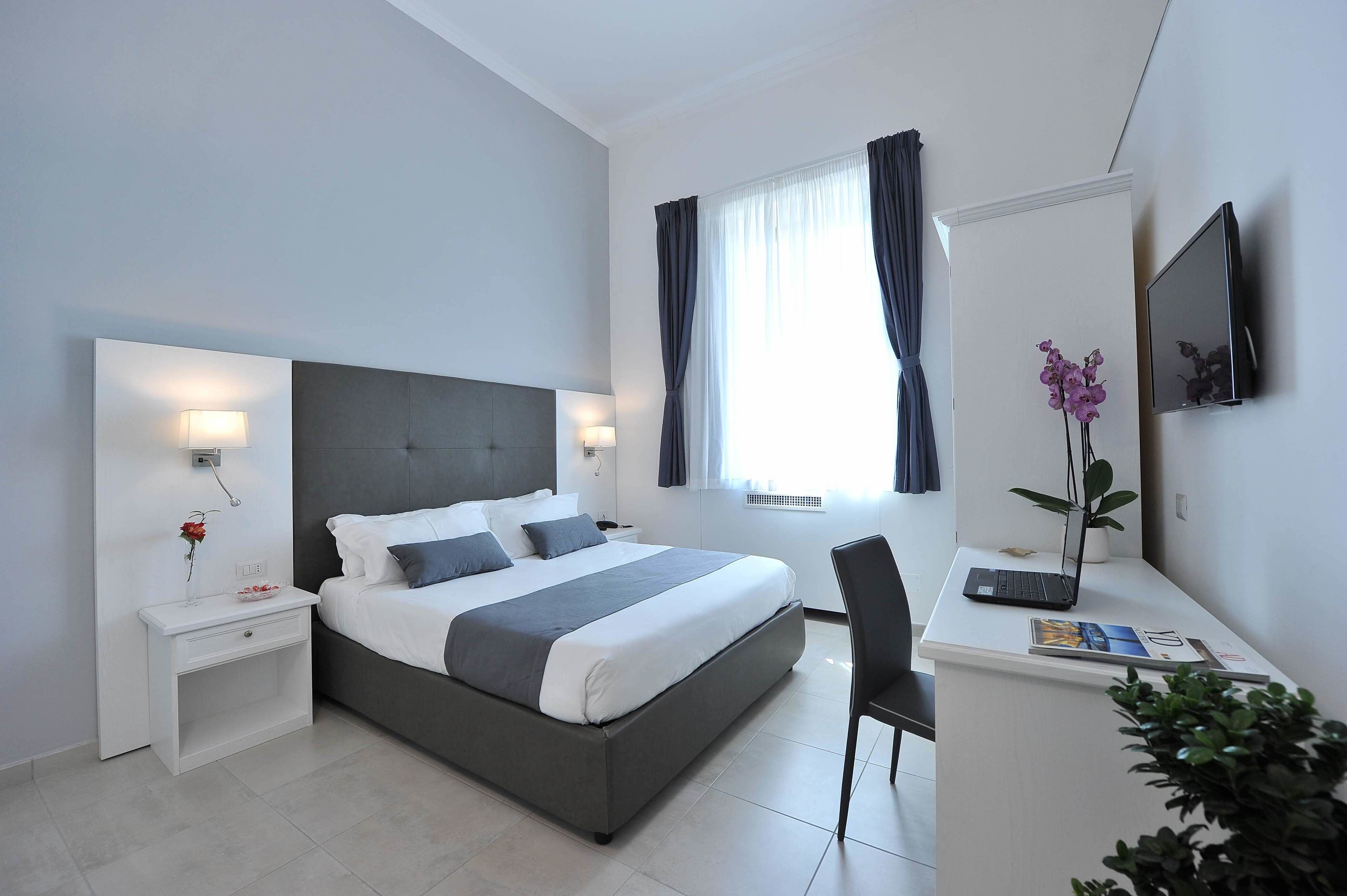 Ropa de cama de alta calidad, cubrecamas y minibar 