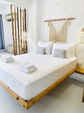 Comfort Deluxe Double Room, with Balcony Sea View | Ropa de cama de alta calidad, cortinas blackout, cunas y wifi gratis 