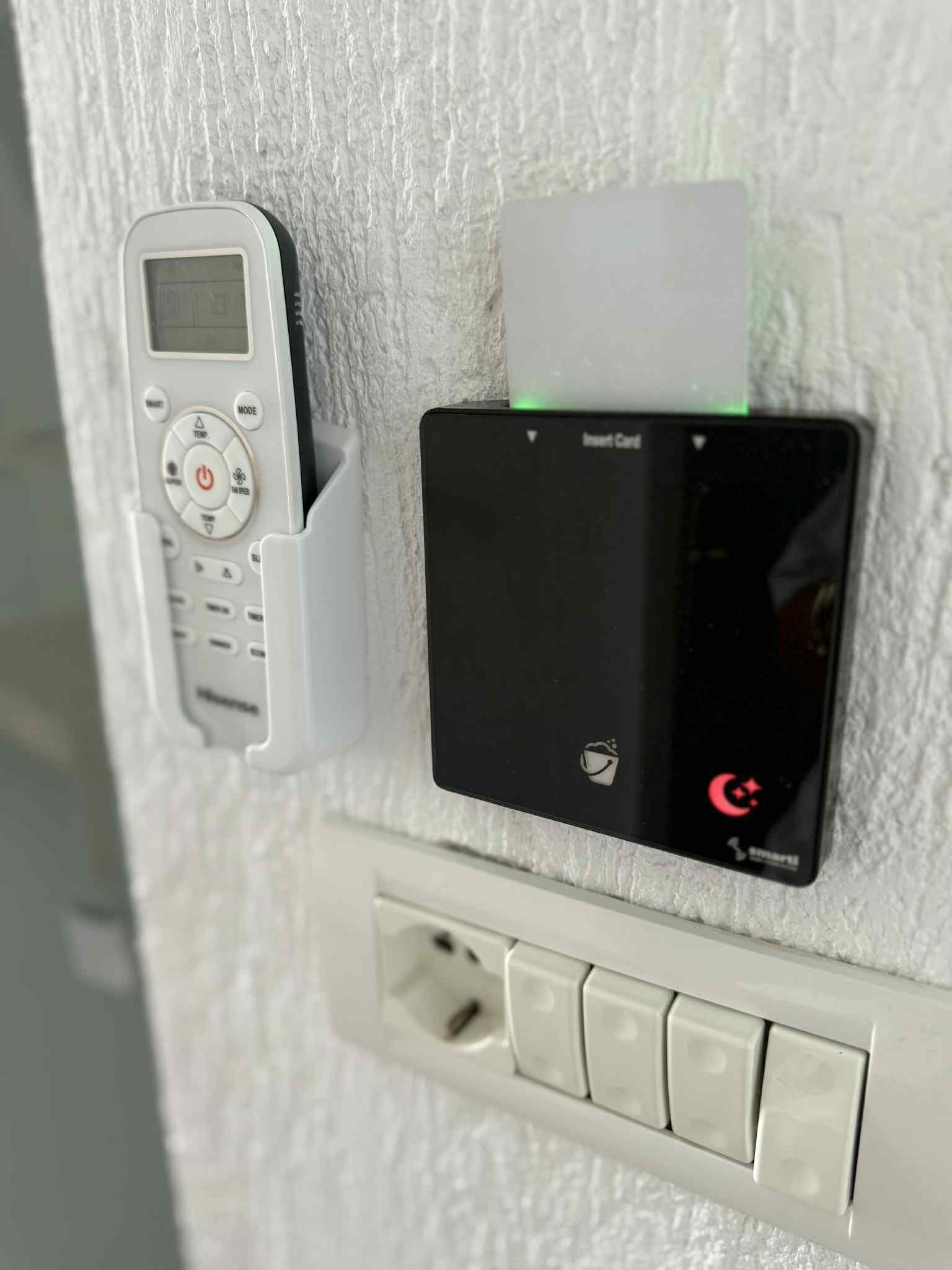 Un panel de control con un termostato digital y un lector de tarjetas.