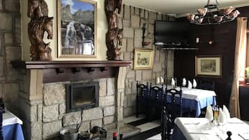 供应早餐、午餐和晚餐,地方菜