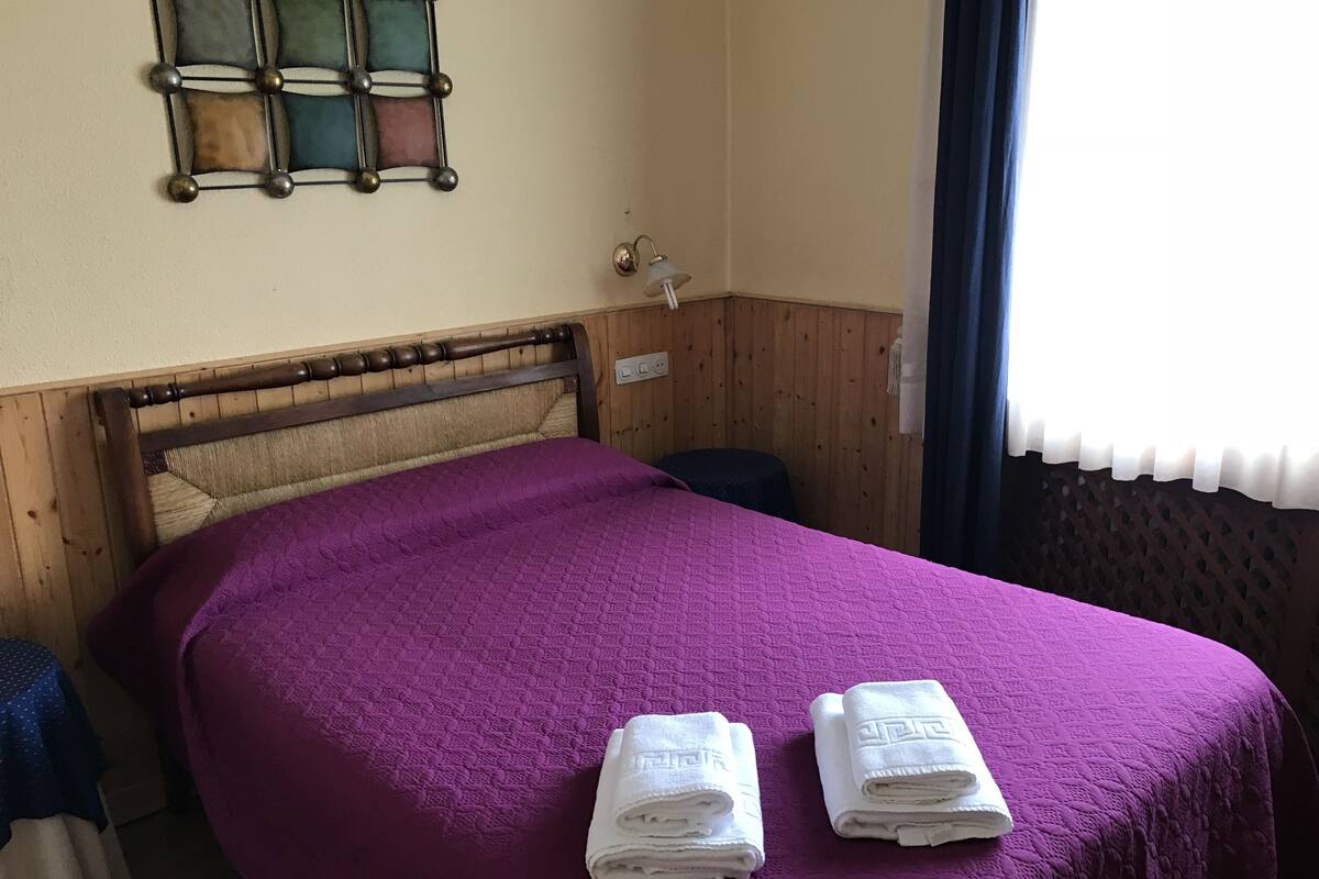 Escritorio, cortinas blackout y tabla de planchar con plancha 