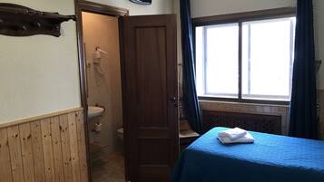 Standaard Twin kamer | Een bureau, verduisterende gordijnen, een strijkplank/strijkijzer