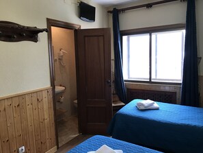Habitación estándar con 2 camas individuales | Escritorio, cortinas opacas, tabla de planchar con plancha y wifi gratis