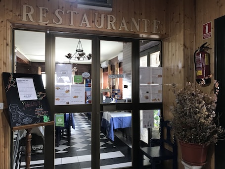 Kahvaltı, öğle yemeği, akşam yemeği sunulur, yerel mutfak