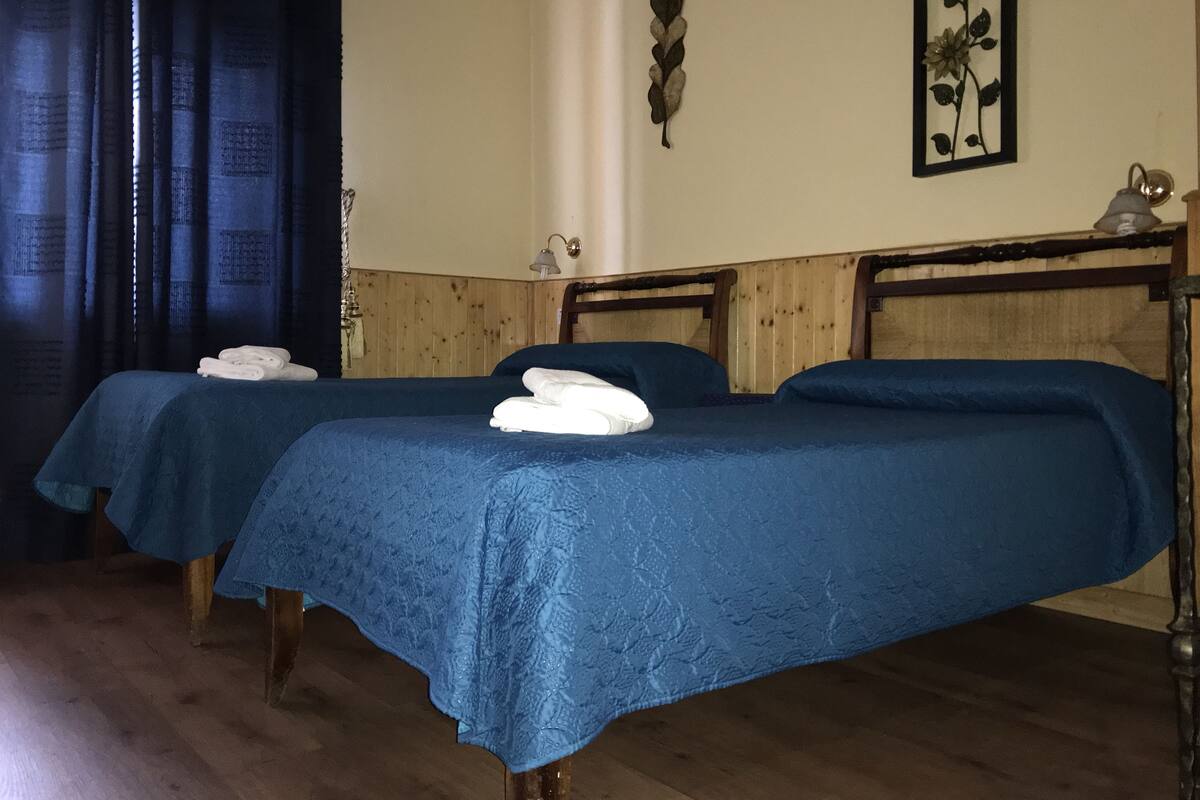 Escritorio, cortinas blackout y tabla de planchar con plancha 