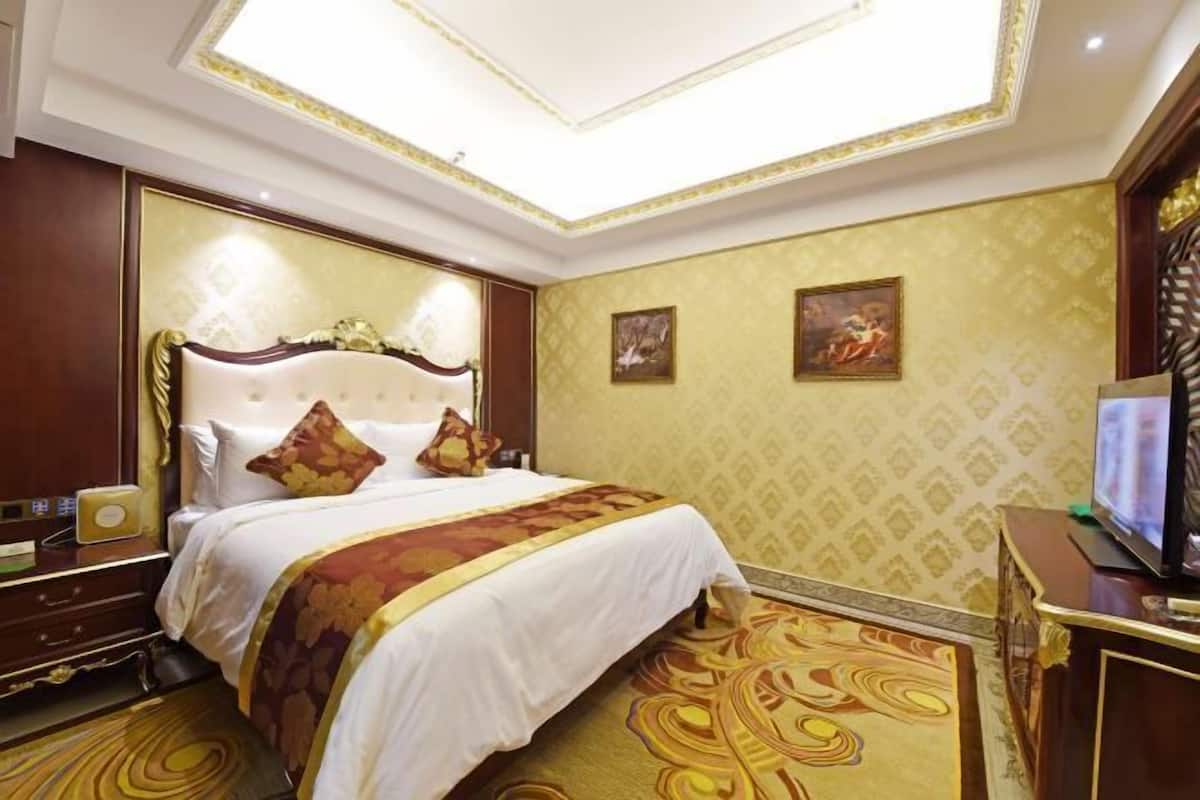 Minibar, in-room safe, blackout drapes, soundproofing