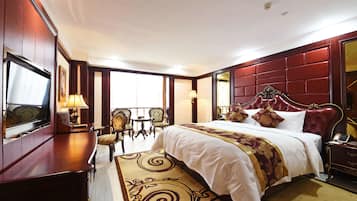 Executive Double Room | Minibar, in-room safe, blackout drapes, soundproofing