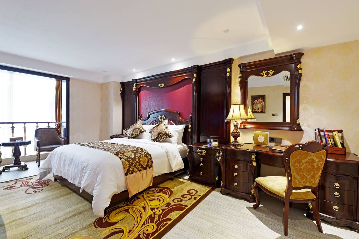 Executive Suite | Minibar, in-room safe, blackout drapes, soundproofing