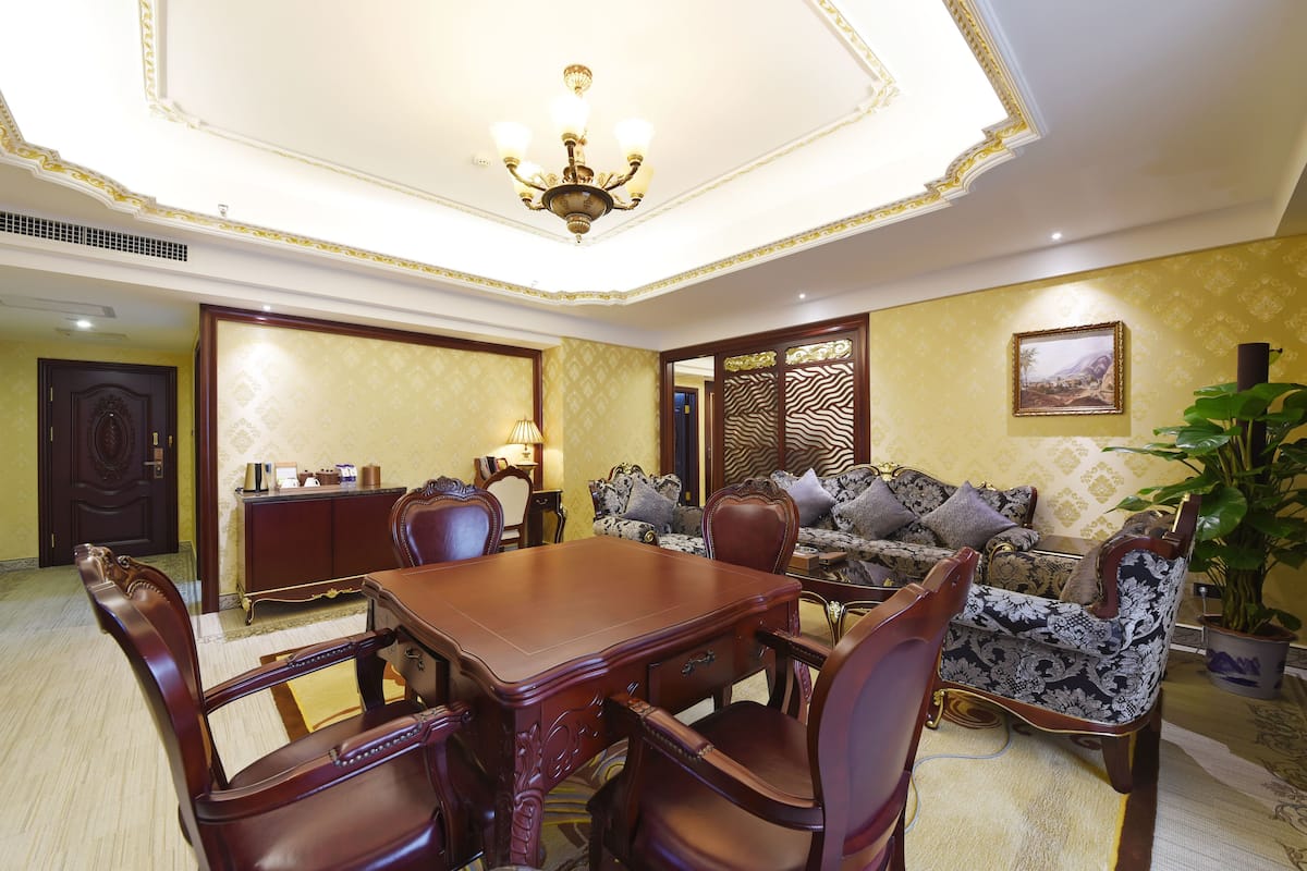 Grand Suite | Living area | TV