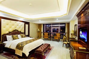 行政全景至尊大床房 | 迷你吧、客房内保险箱、遮光窗帘、隔音