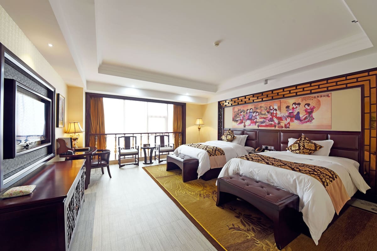 Executive Twin Room | Minibar, in-room safe, blackout drapes, soundproofing