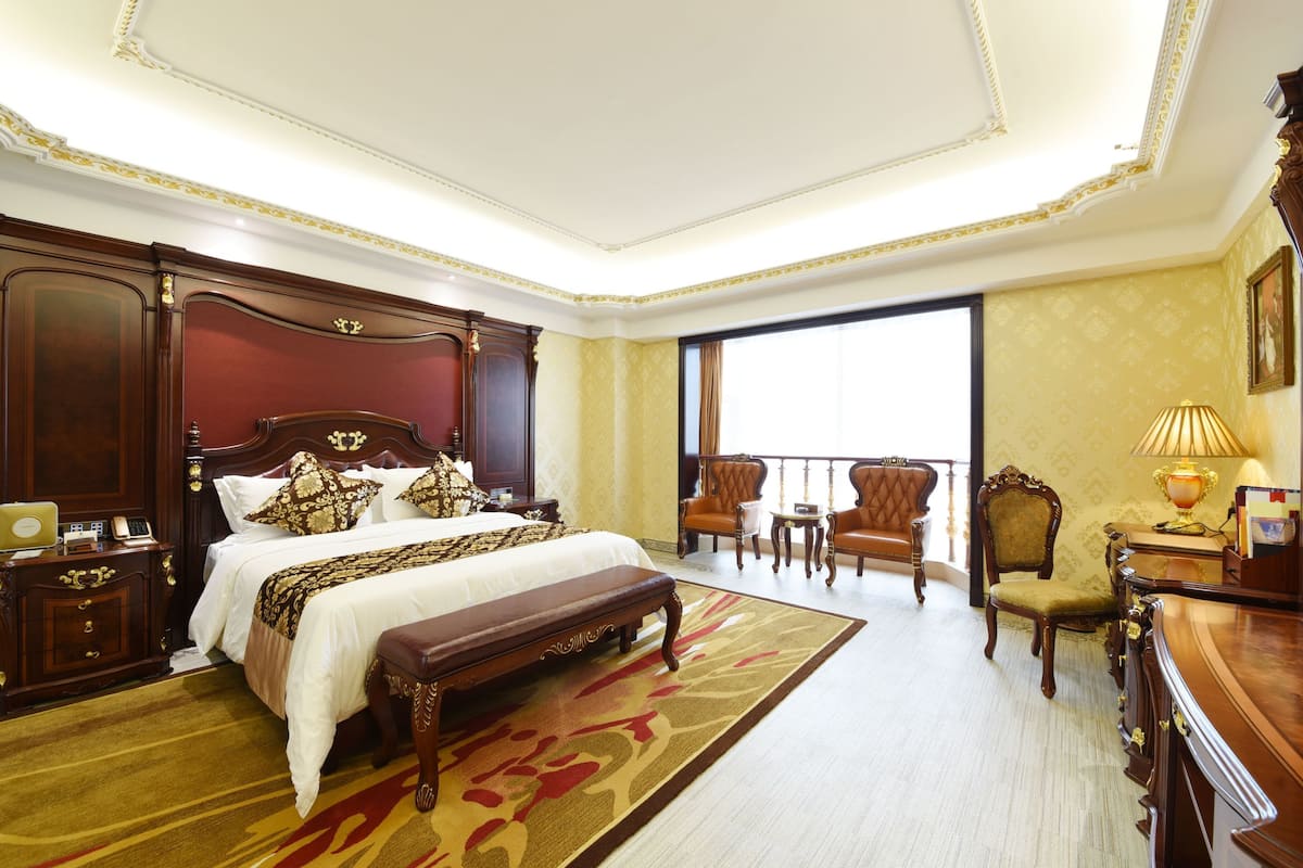 Executive Double Room | Minibar, in-room safe, blackout drapes, soundproofing