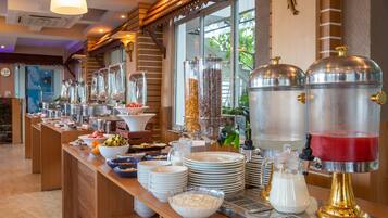 Desayuno buffet diario (NPR 800 por persona)