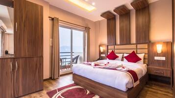 Comfort Suite, Accessible, Mountain View | Laptop workspace, free WiFi, bed sheets