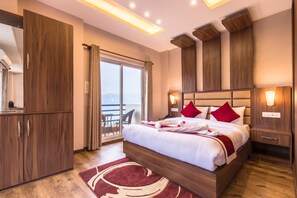 Espacio para trabajar con laptop, wifi gratis y ropa de cama