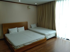 Family Room | Desk, iron/ironing board, free WiFi - Halong & Me Hometel (Ha Long)