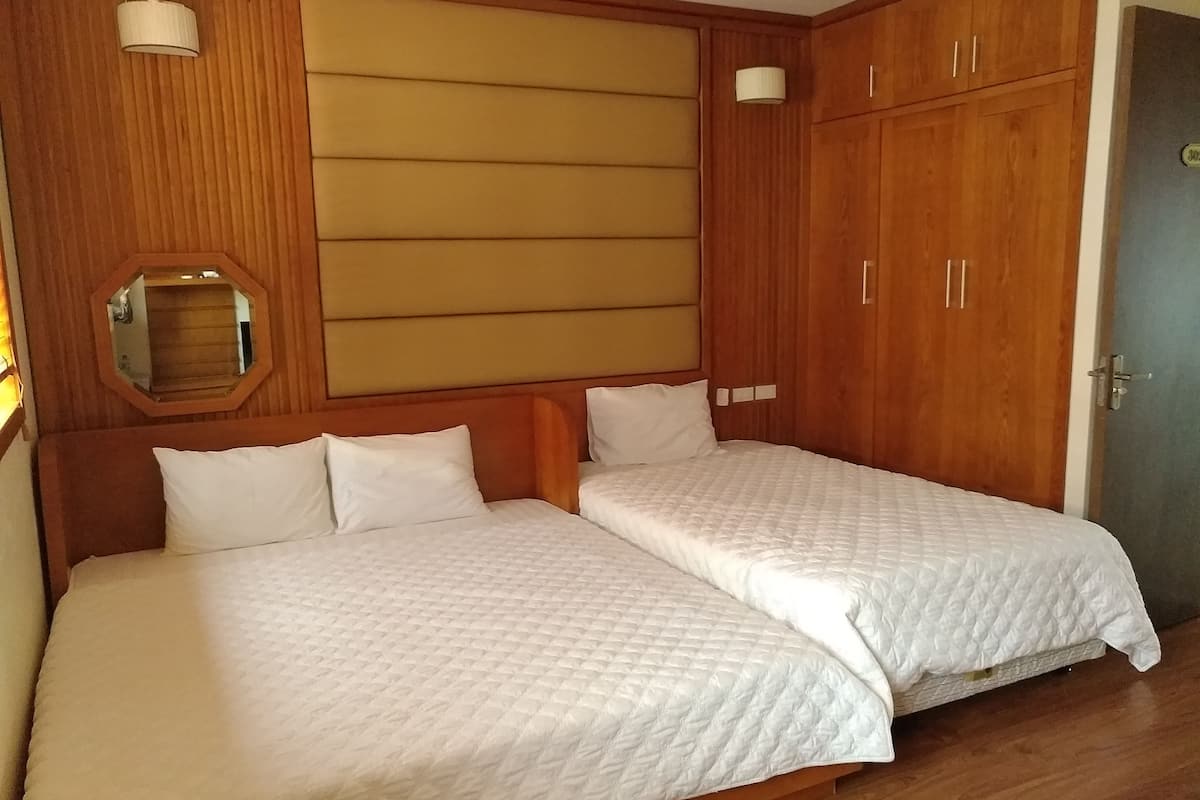 Family Room | Desk, iron/ironing board, free WiFi