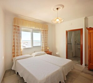 Twin Room | Free cribs/infant beds, free WiFi, bed sheets - Hostal La Posada de Conil (Conil de la Frontera)