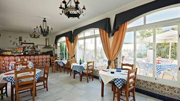 Serveert ontbijt, lunch, diner, lokale gerechten