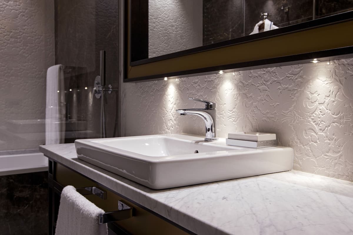 classic room | bathroom sink