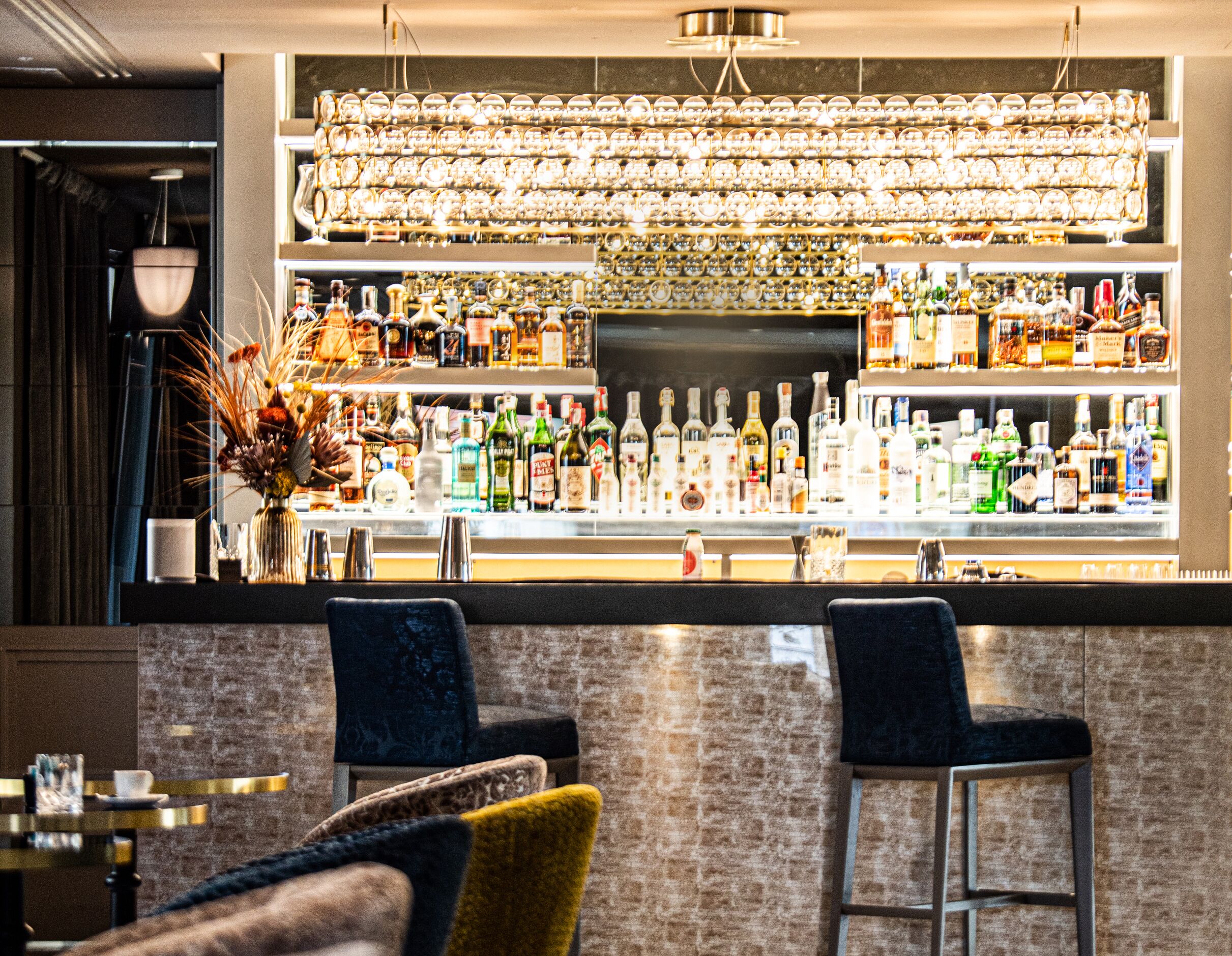 朝食、ランチ、ディナーに営業 (郷土料理と各国料理、屋外席)