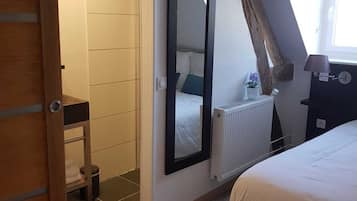 Double Room, Ensuite (Bayeux) | Room amenity