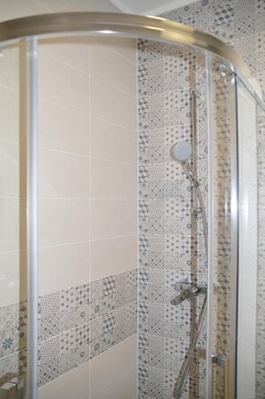 Douche, séchoir à cheveux, pantoufles, serviettes fournies