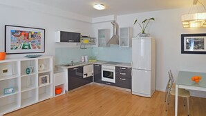 Wasserkocher mit Kaffee-/Teezubehör, Kühlschrank, Mikrowelle, Ofen