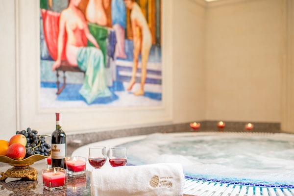 Sauna, hot tub, steam room