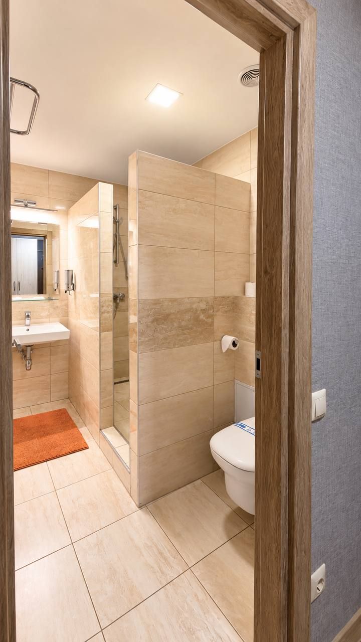 Ein modernes Badezimmer mit Dusche, Toilette und Waschbecken.