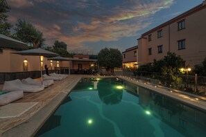Indoor pool, seasonal outdoor pool, pool umbrellas, sun loungers - Villa Emanuel (Sant'Agnello)