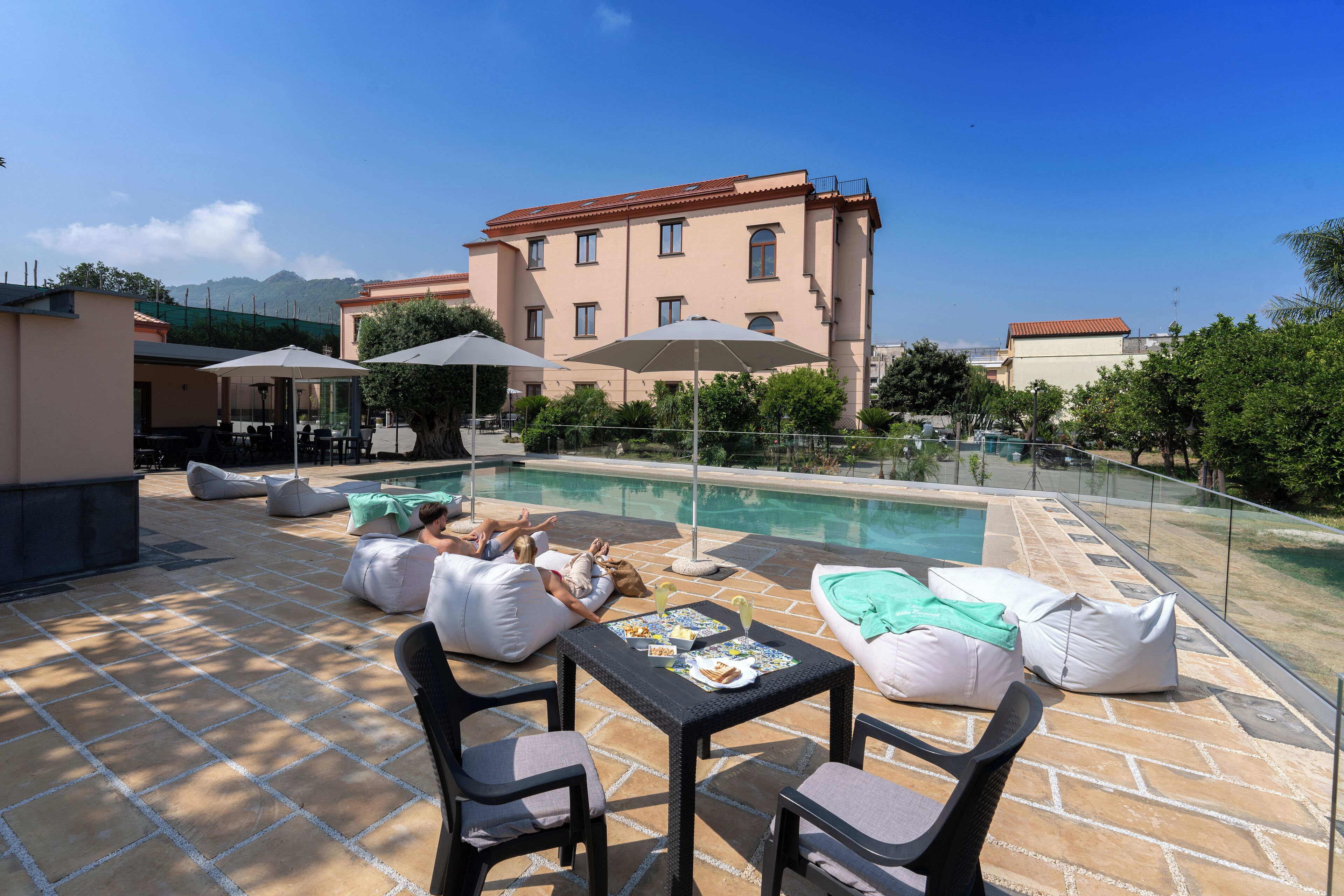 季节性开放的室外游泳池