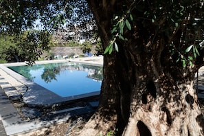 Una piscina al aire libre de temporada
